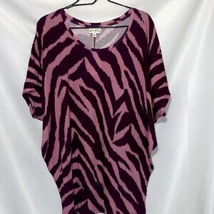 NWT Wonderly Mauve and Dark Purple Zebra Print Tunic Top Size‎ 1X. Model Blend